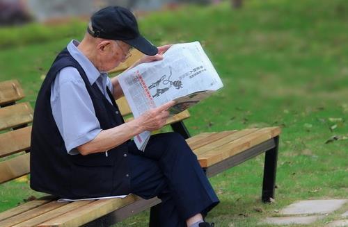 關愛空巢老人安全 給家中配備老人呼叫器